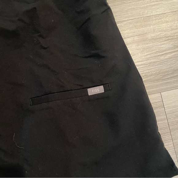 FIGS Casma Three Pocket Scrub Top Black - Picture 4 of 5